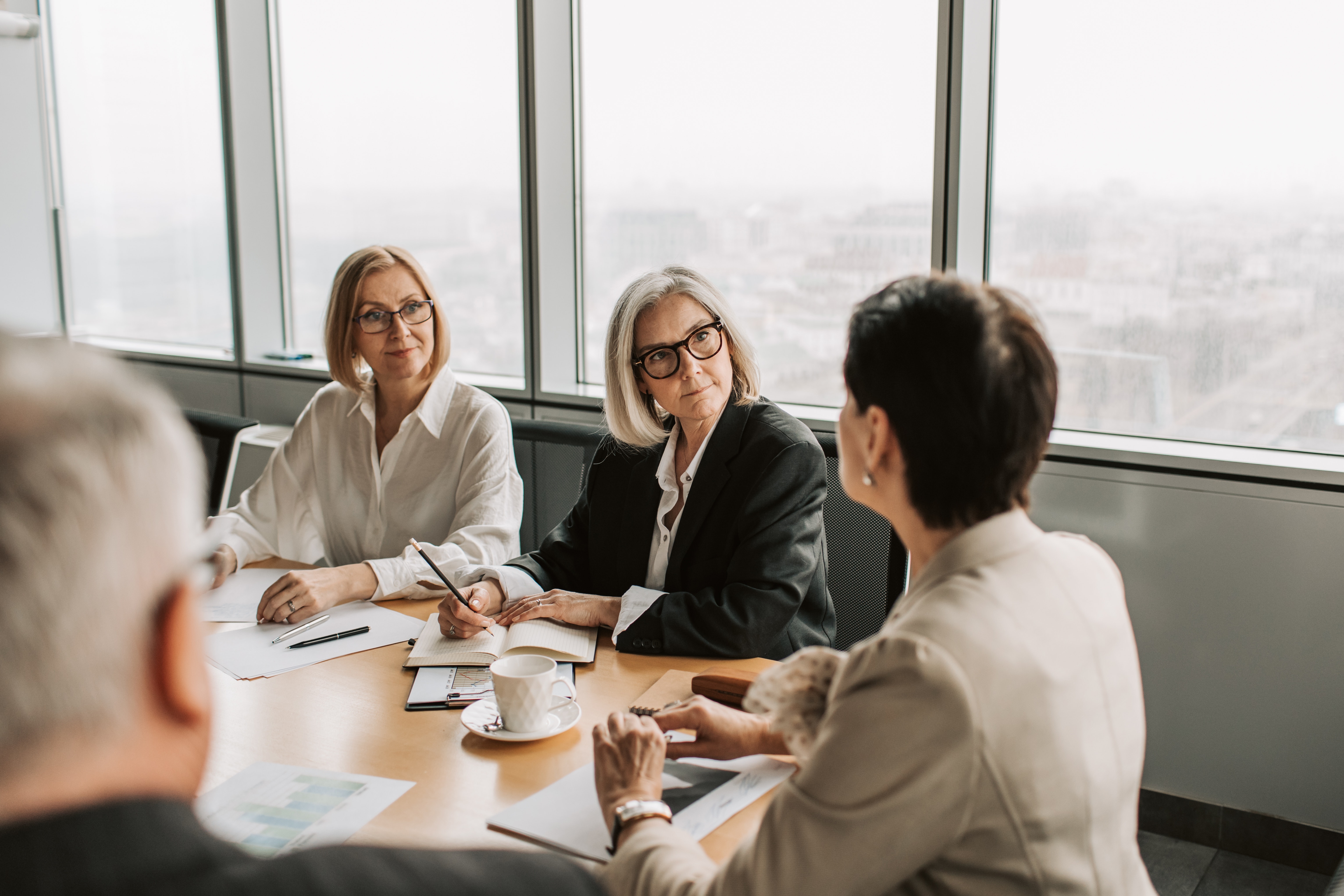 Effektive Meetings: Wie man Sitzungen zum Erfolg führt und die Zusammenarbeit im Team verbessert